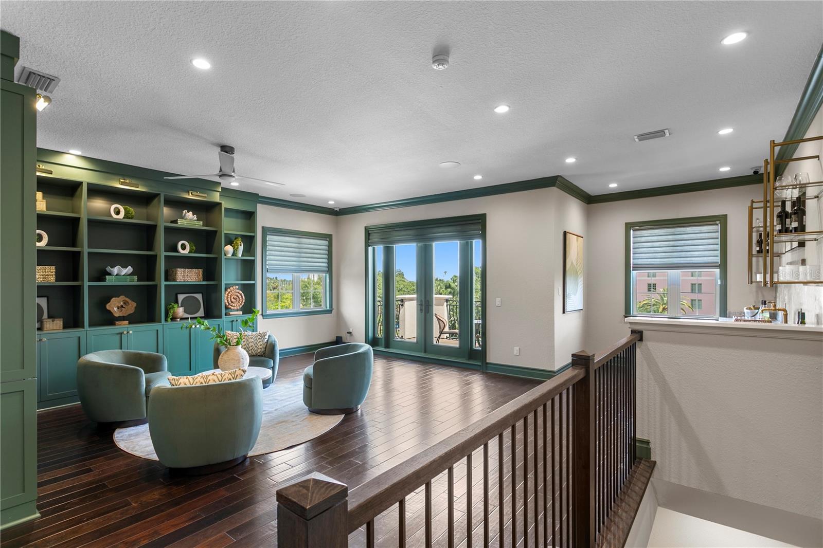 524 BEACH DR NE — photo 44