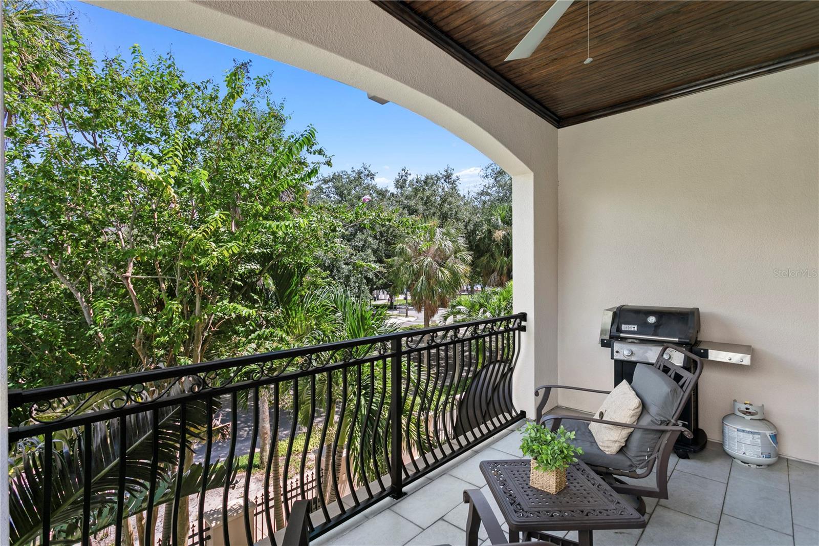 524 BEACH DR NE — photo 12