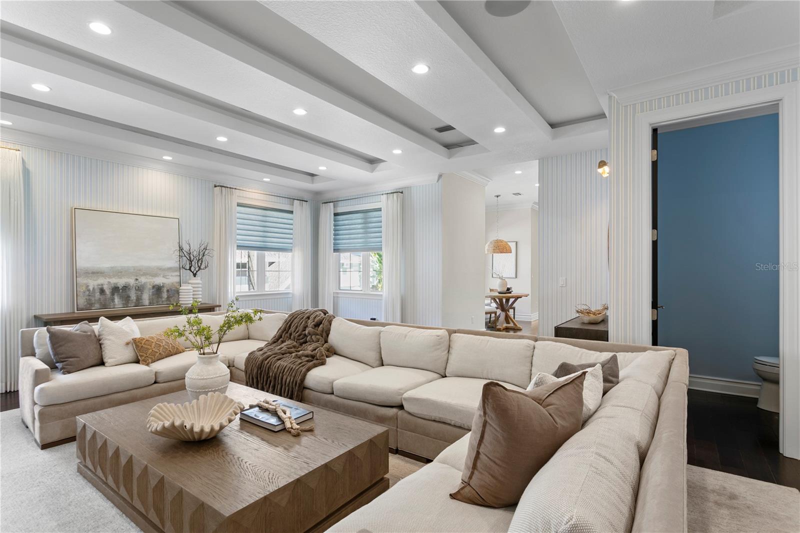 524 BEACH DR NE — photo 18