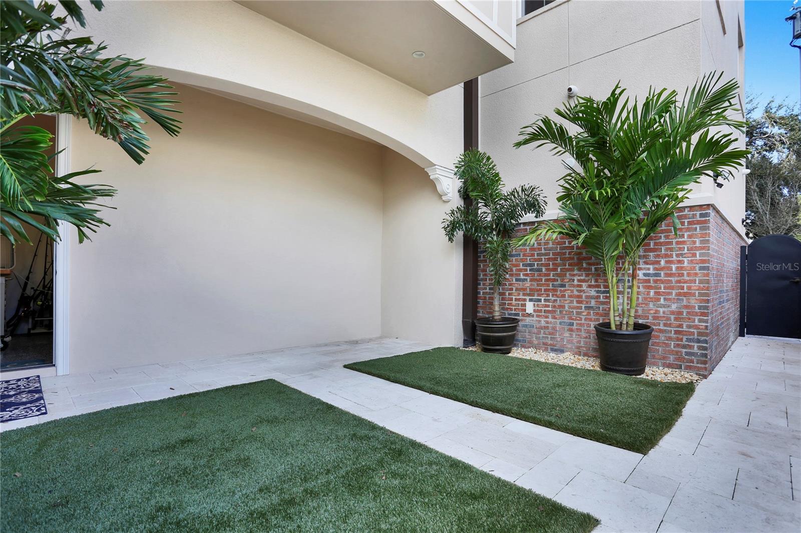 524 BEACH DR NE — photo 25
