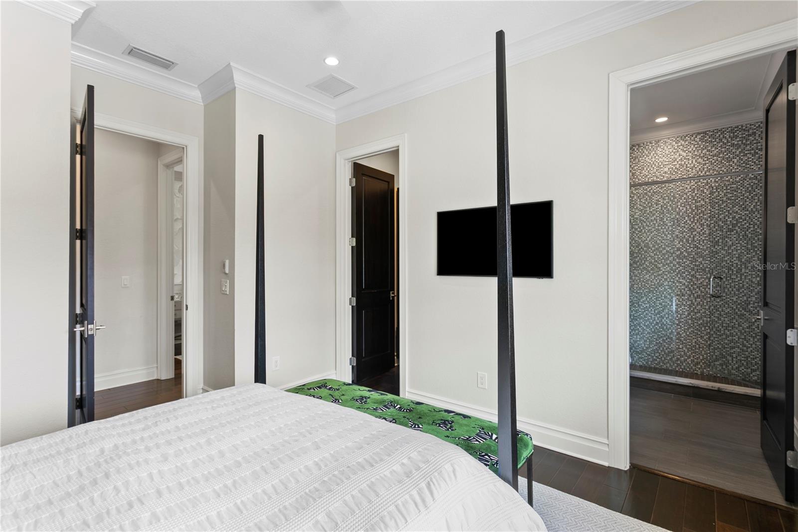 524 BEACH DR NE — photo 37