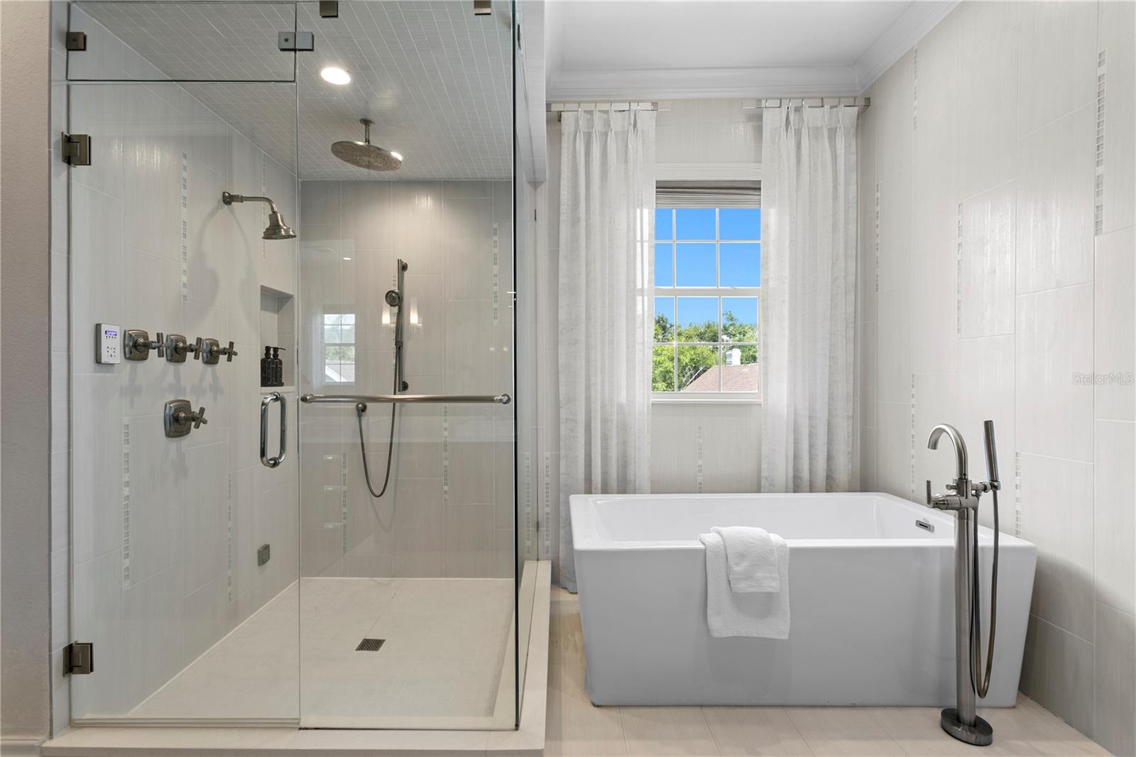 524 BEACH DR NE — photo 32