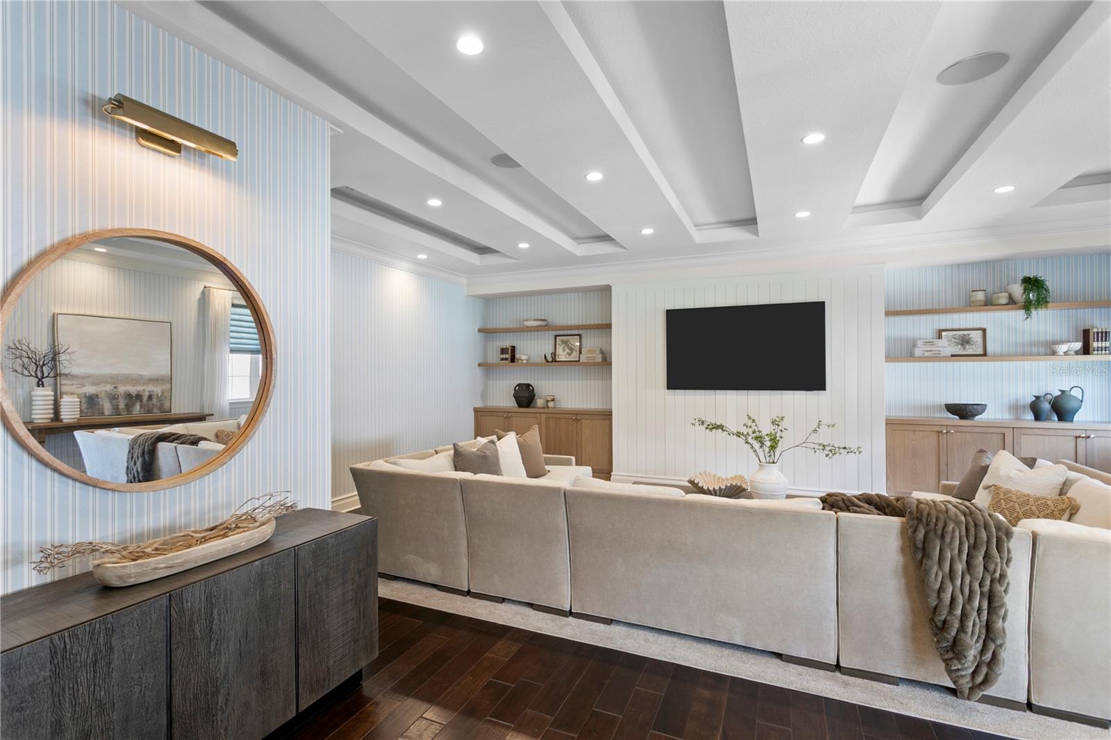 524 BEACH DR NE — photo 16
