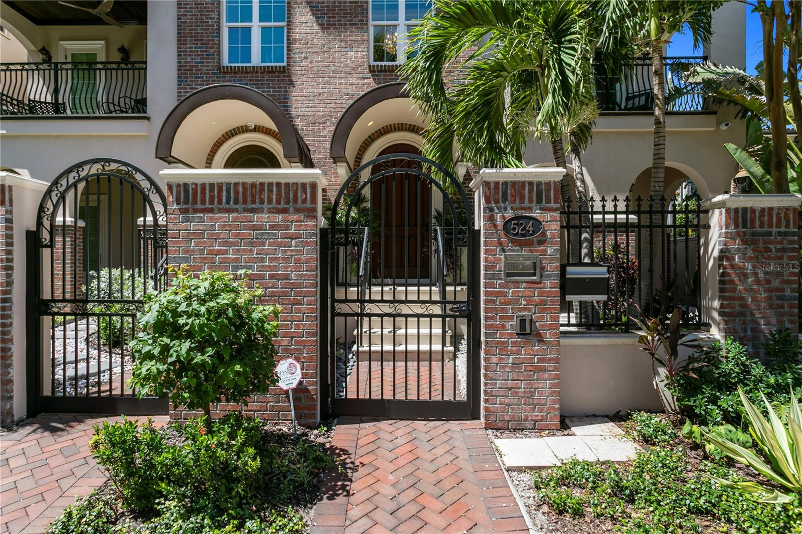 524 BEACH DR NE — photo 4