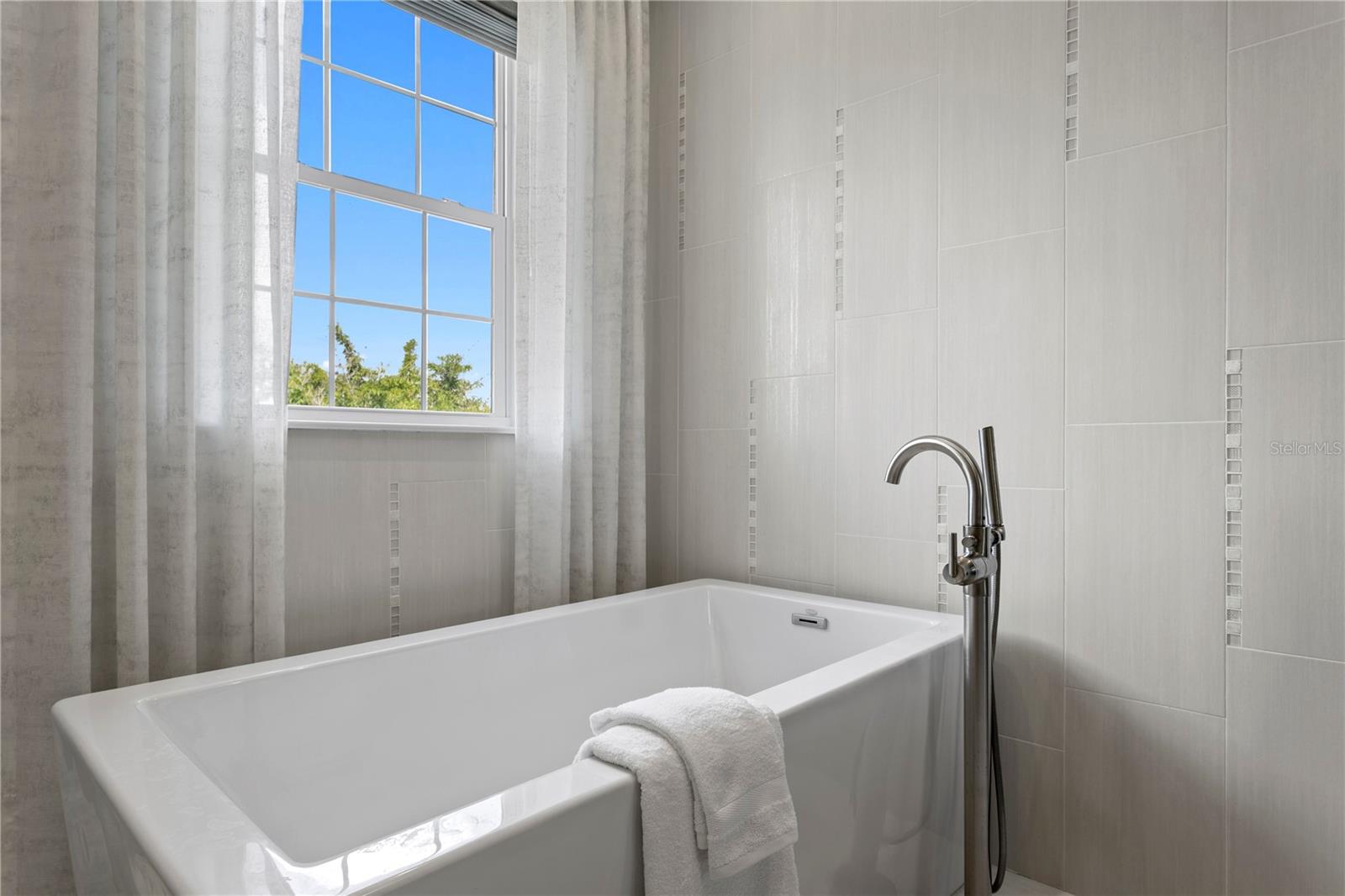 524 BEACH DR NE — photo 33