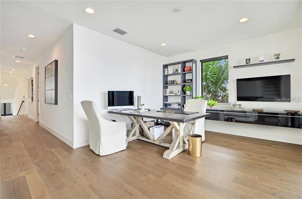 588 RIVIERA DR — photo 18