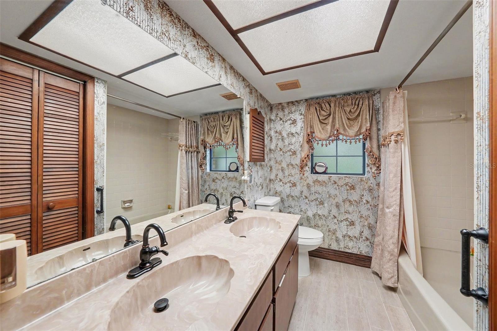201 WILD OAK DR — photo 20