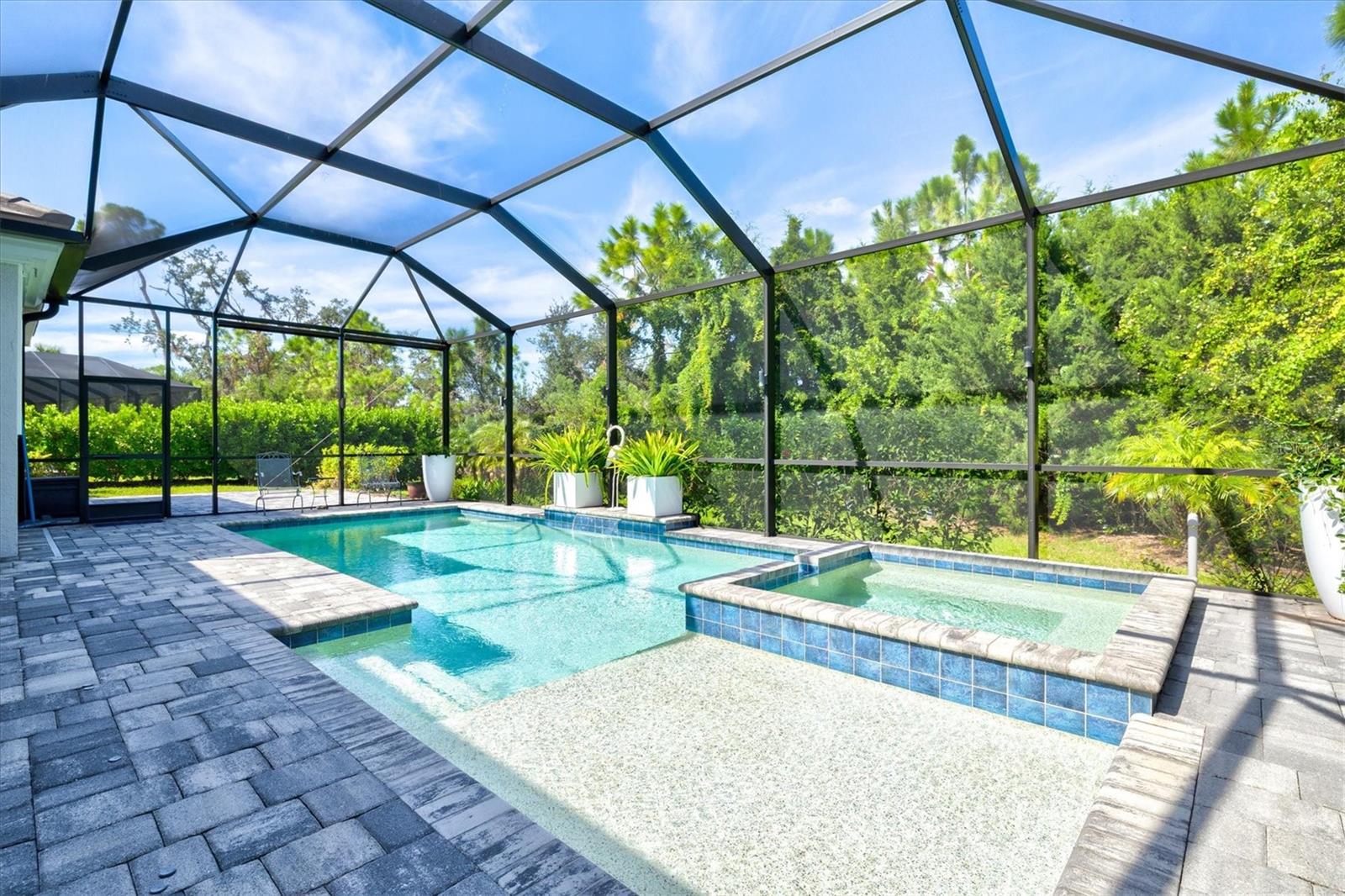 21221 HOLMES CIR — photo 3