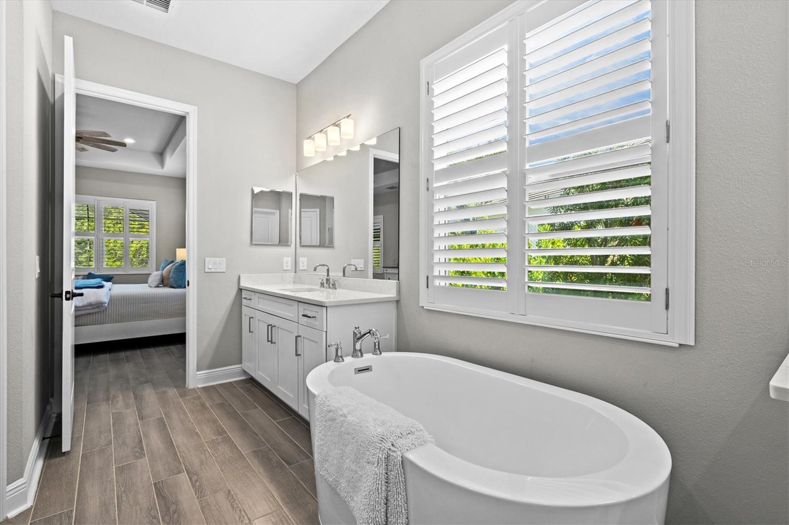 21221 HOLMES CIR — photo 39