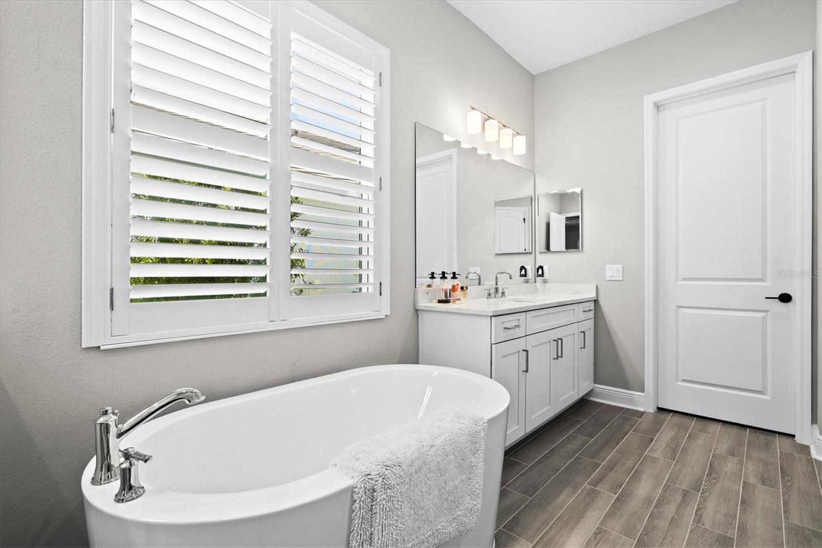 21221 HOLMES CIR — photo 40