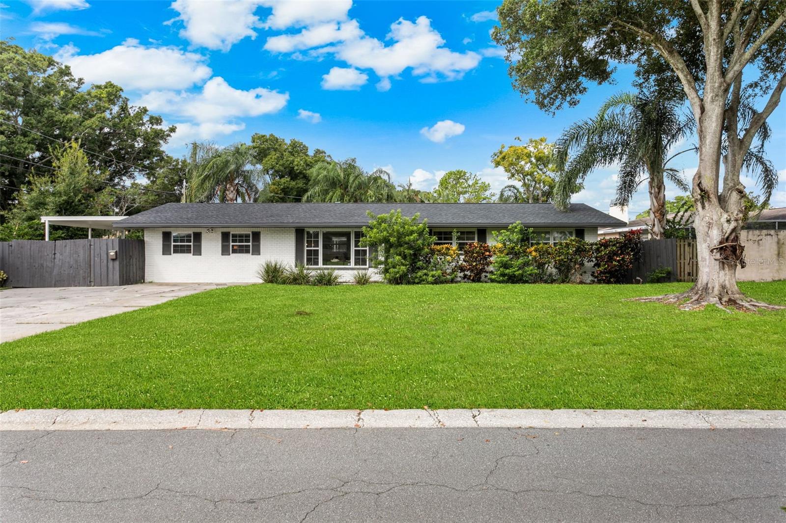412 DEVILLE DR E — photo 2