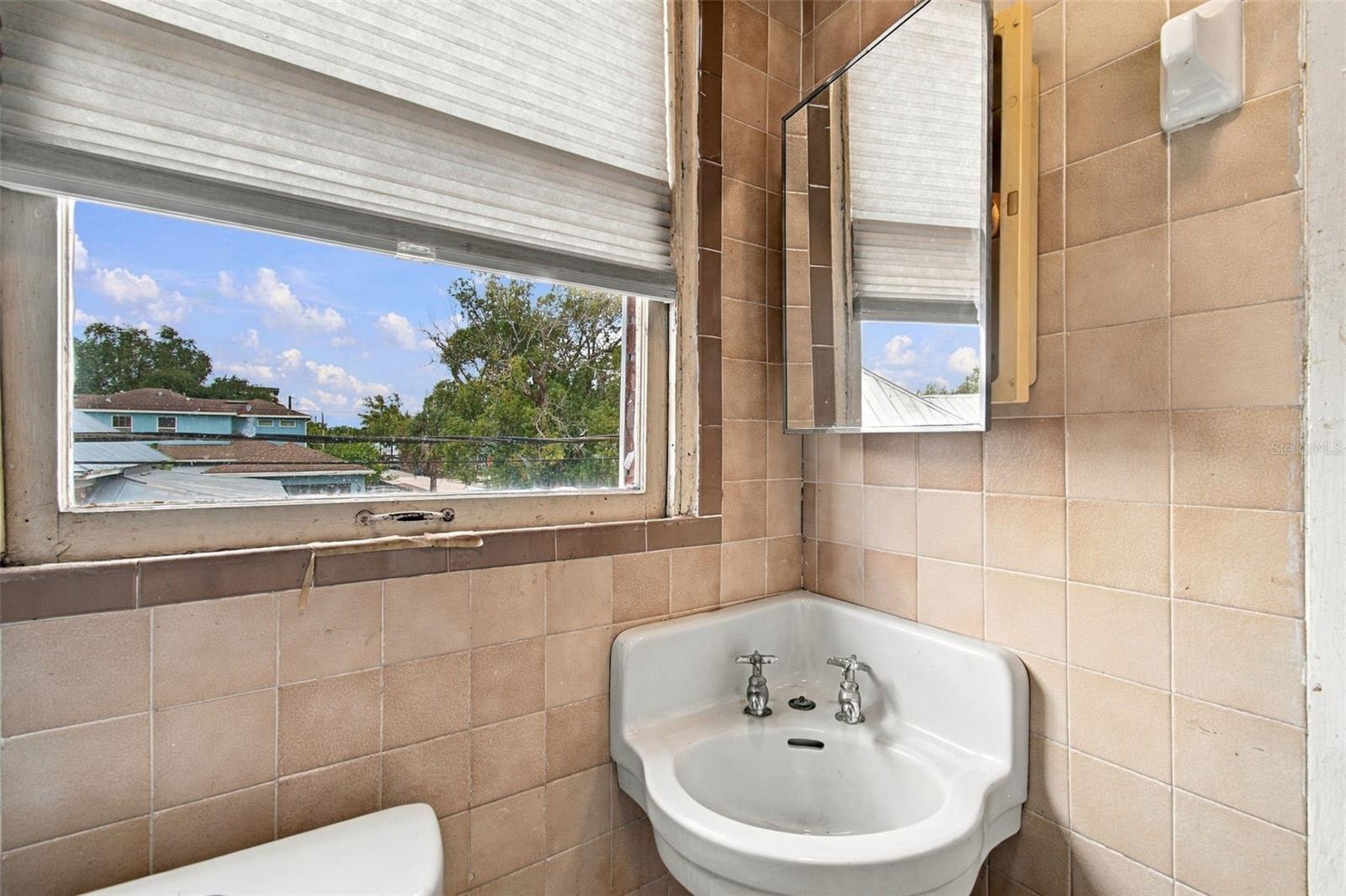 2402 N HIGHLAND AVE — photo 29
