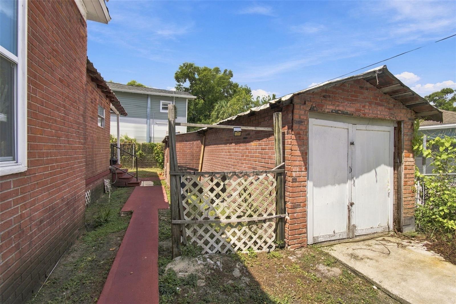 2402 N HIGHLAND AVE — photo 8