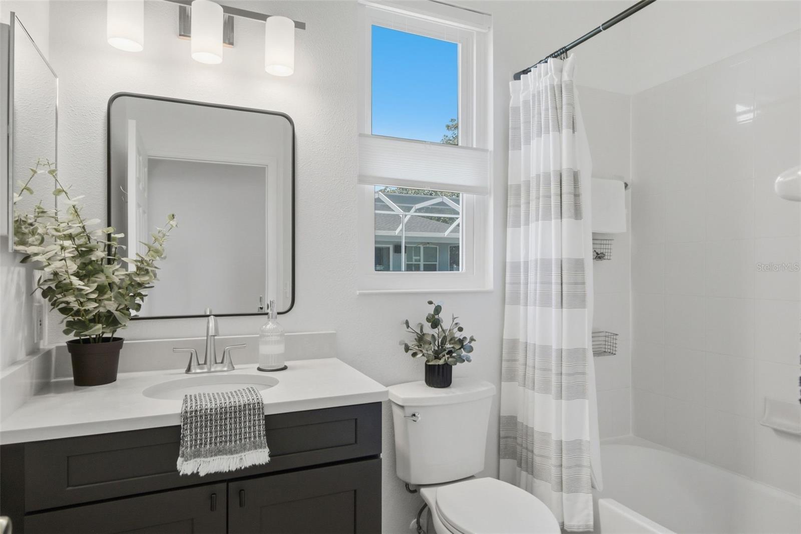 414 LONDONDERRY DR — photo 32