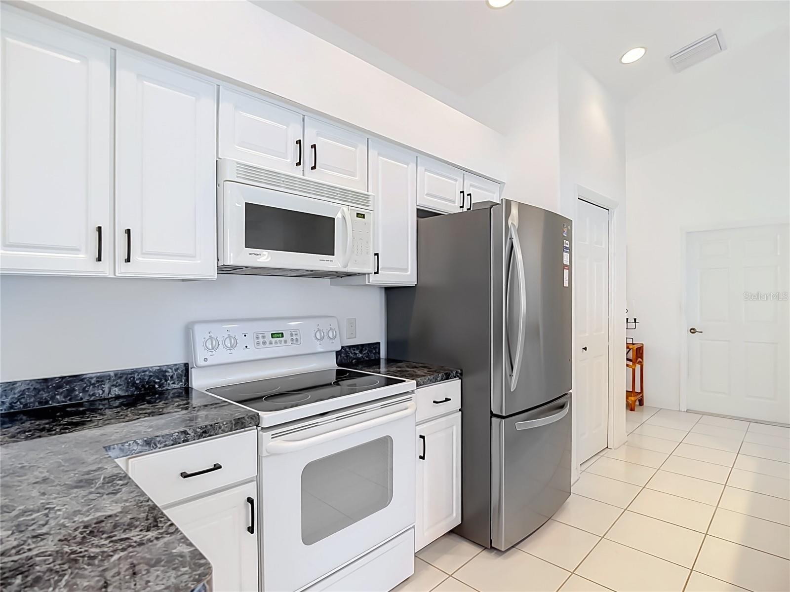 572 SALMON CT — photo 6