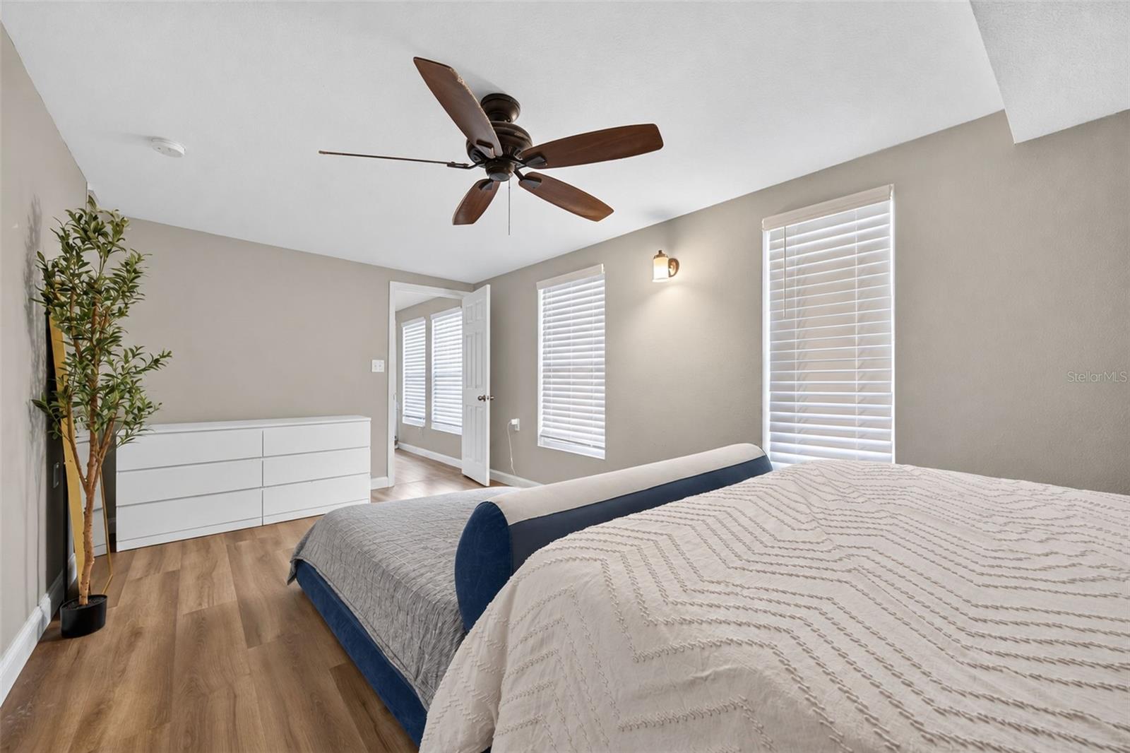9398 SUN ISLE DR NE — photo 11