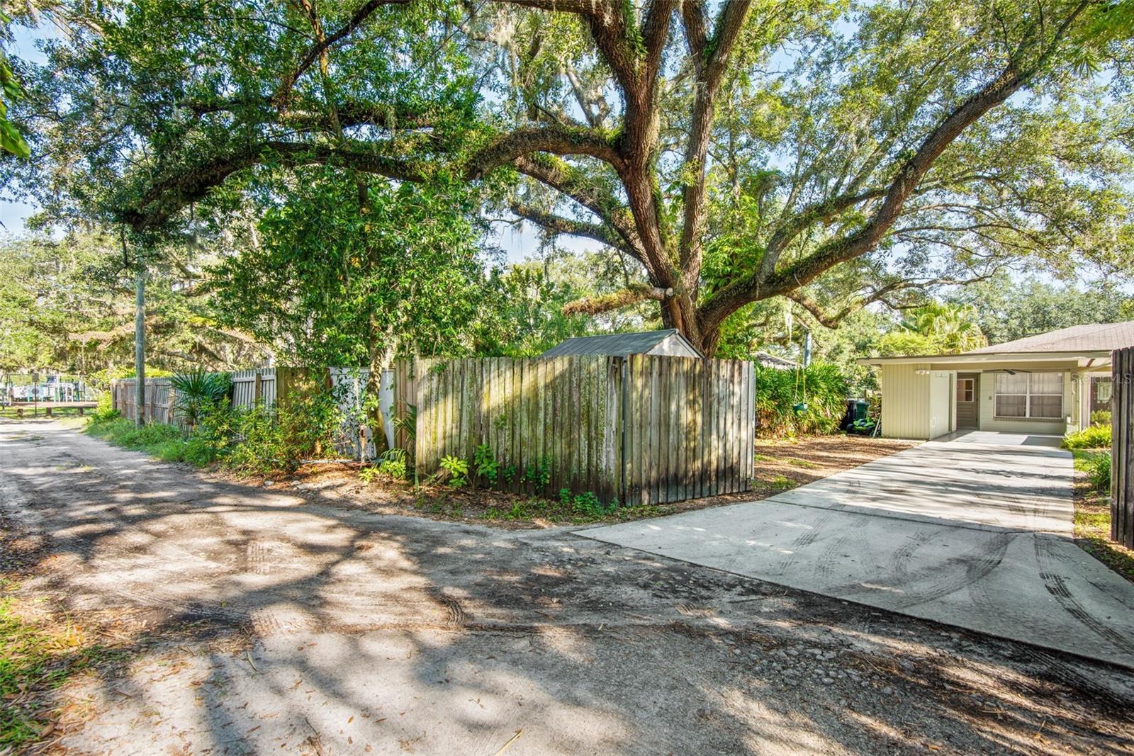 422 W LOUISIANA AVE — photo 25