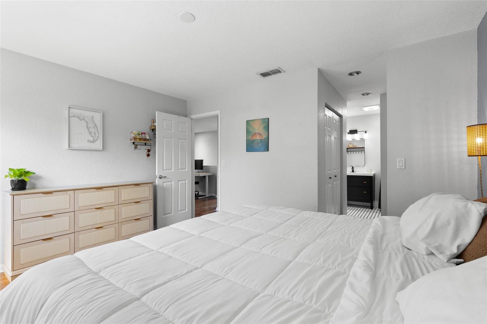 484 SANTA CRUZ PL NE #E — photo 16