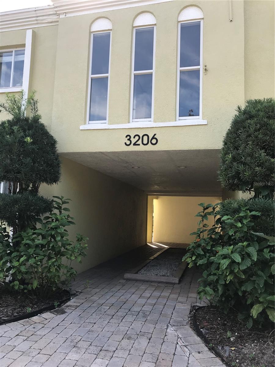 3206 W AZEELE ST #102 — photo 2