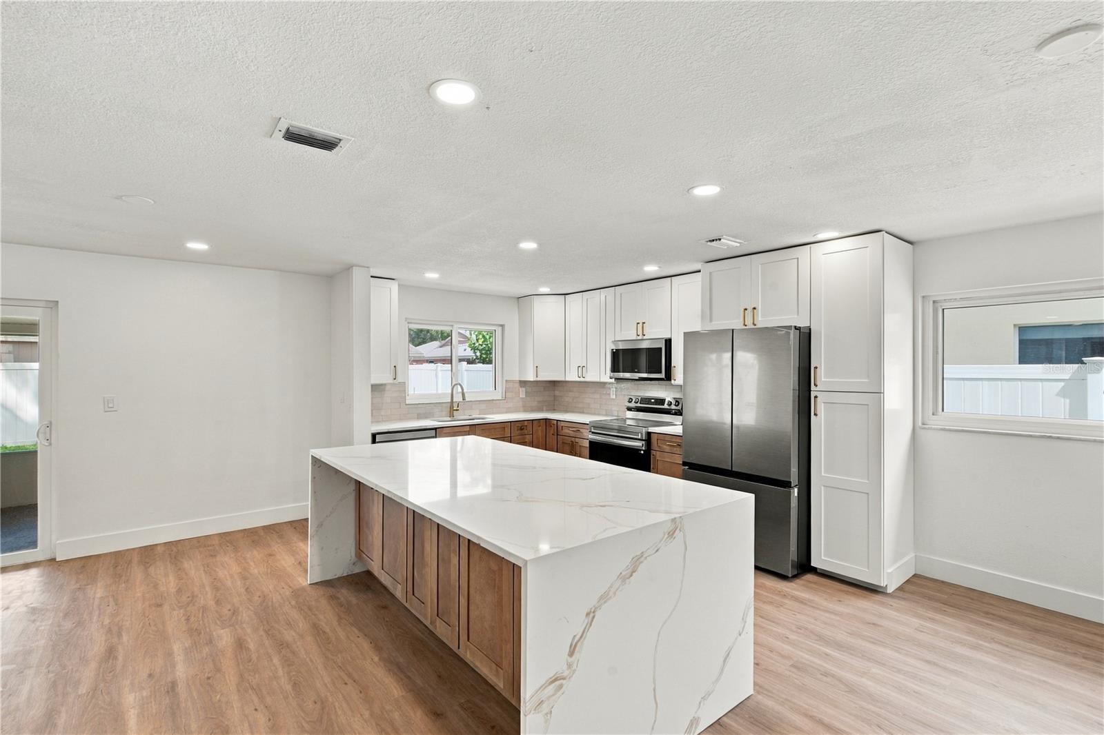 1630 DALE CIR N — photo 10