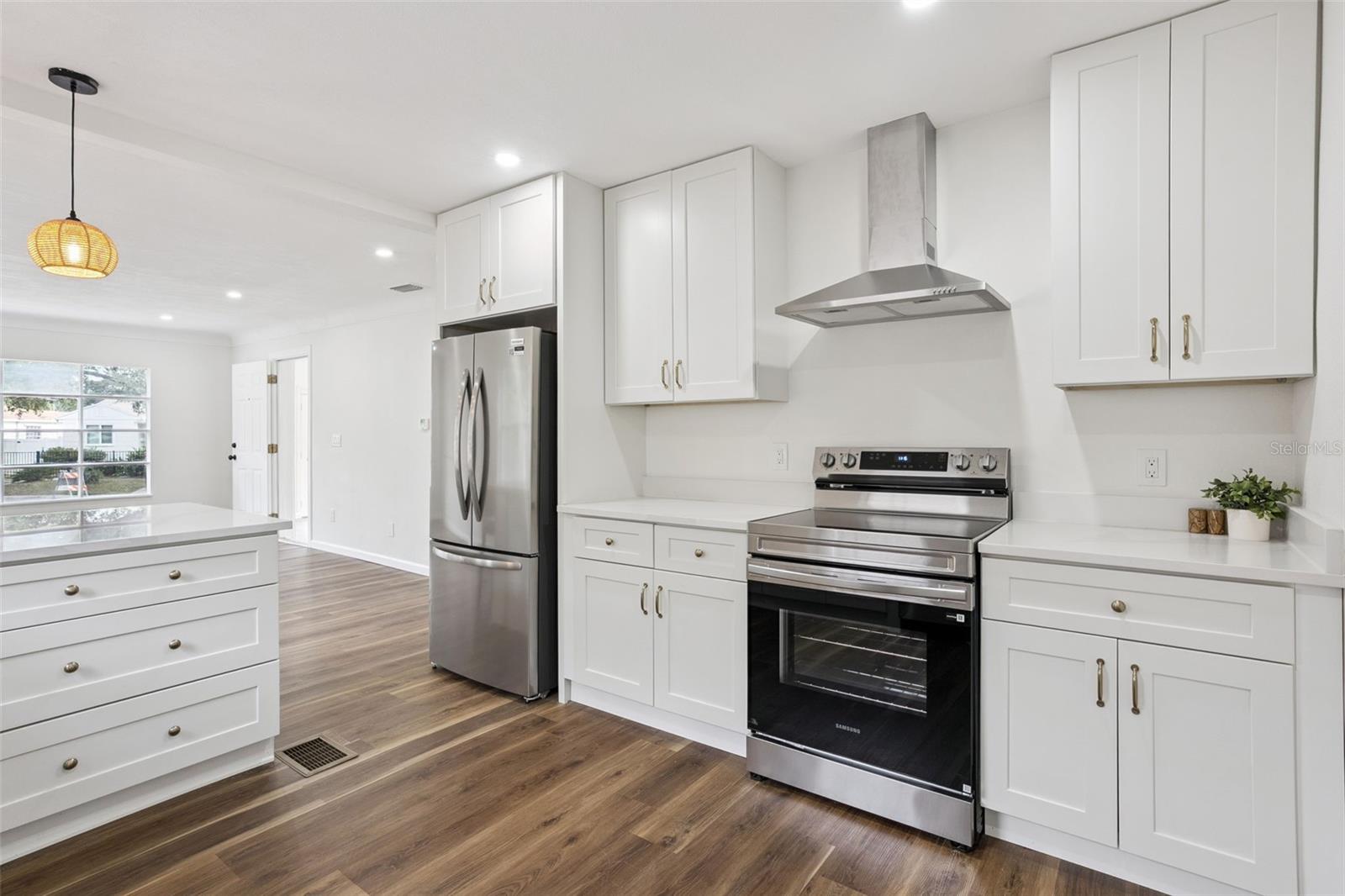 4050 IRIS ST N — photo 2