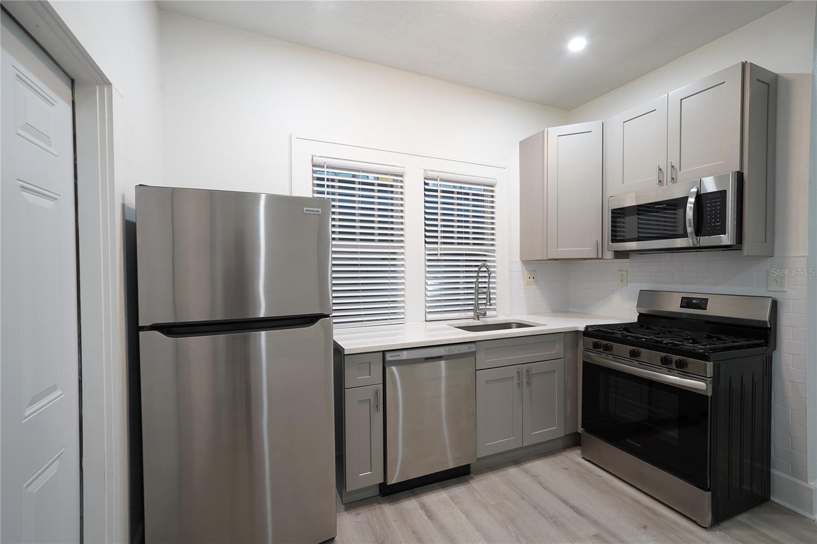 1121 CHERRY ST NE — photo 10