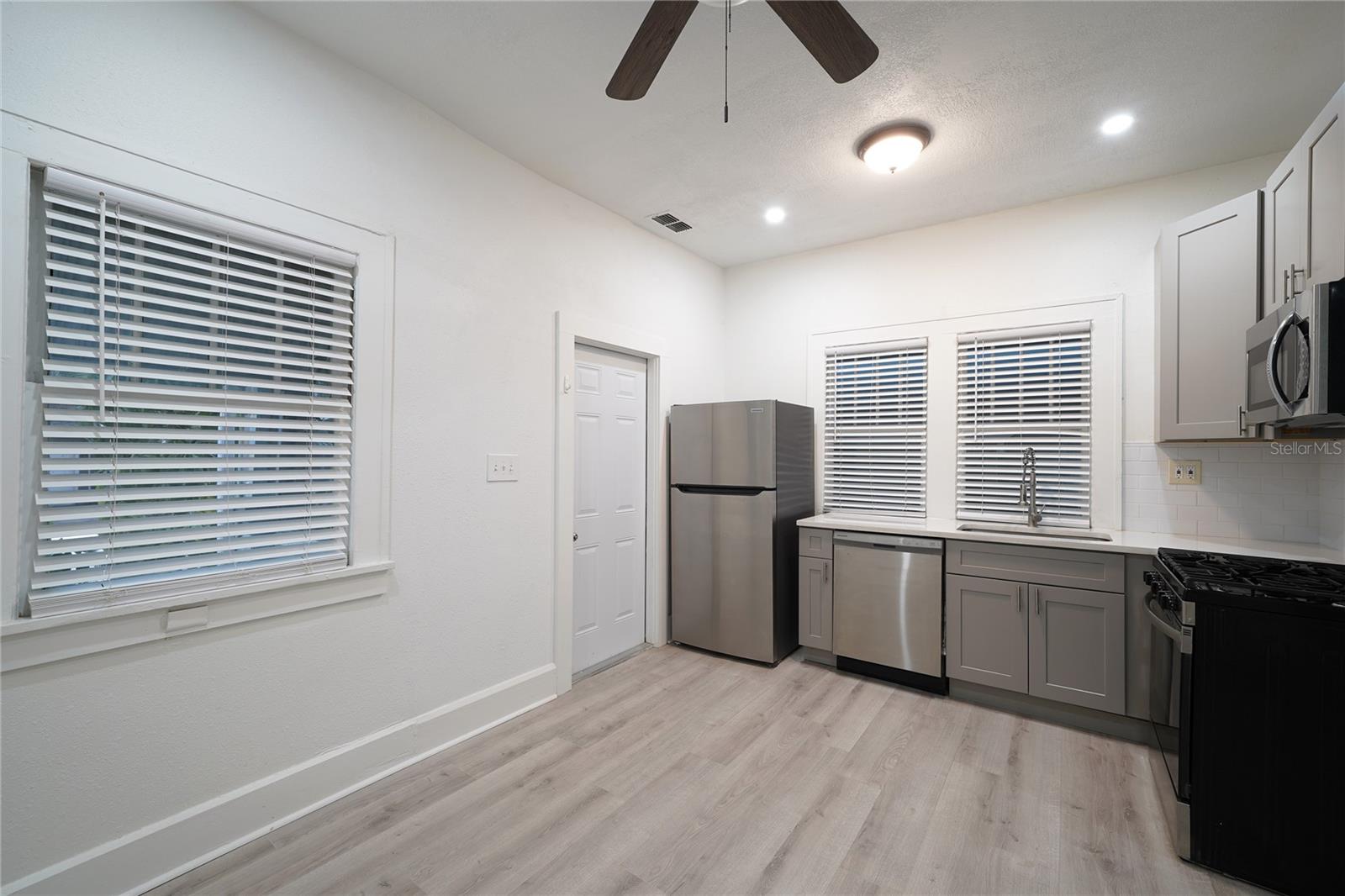 1121 CHERRY ST NE — photo 9