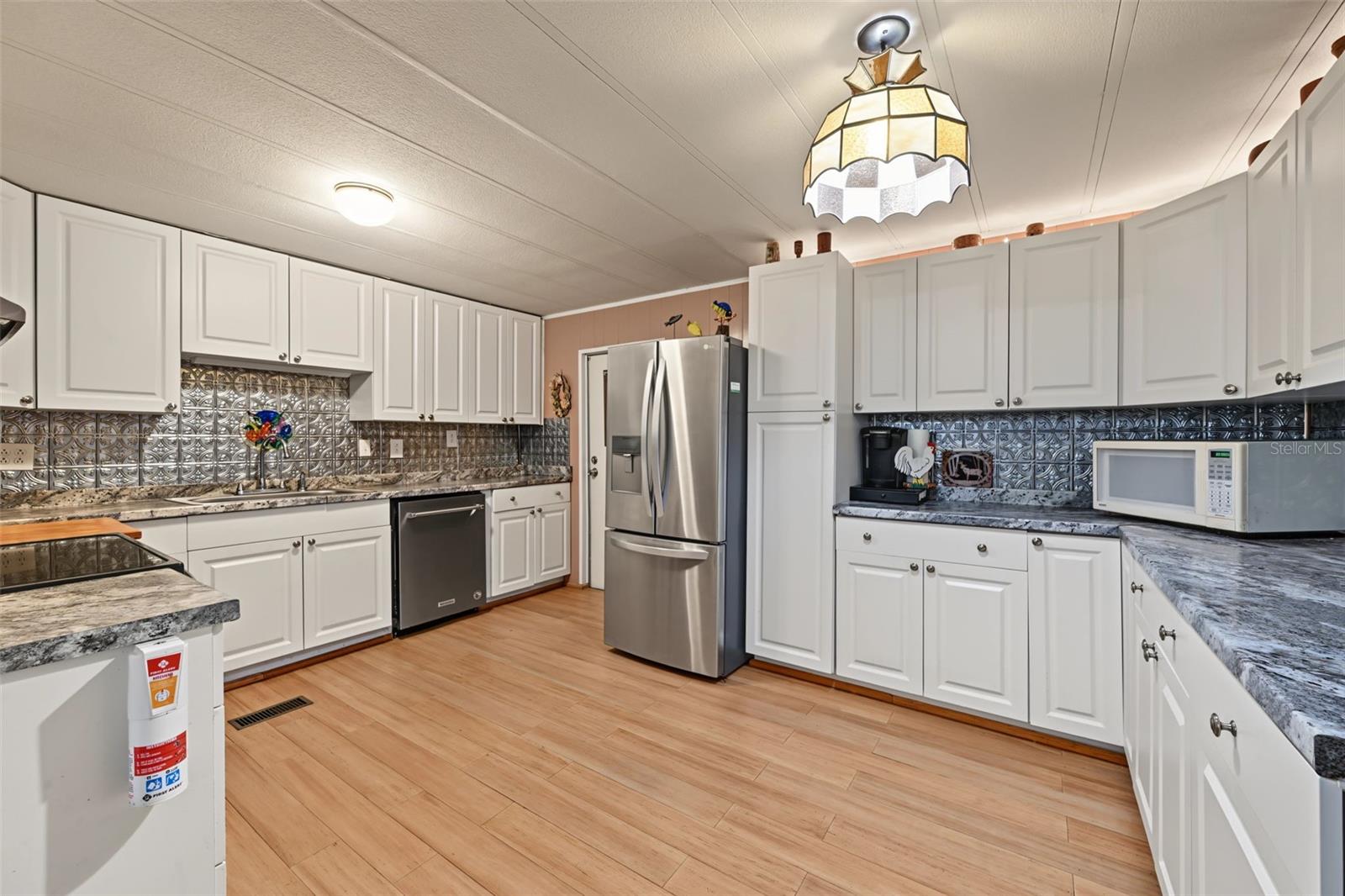 3207 BREWSTER DR — photo 11