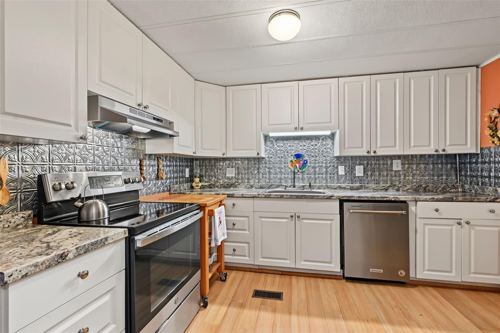 3207 BREWSTER DR — photo 16