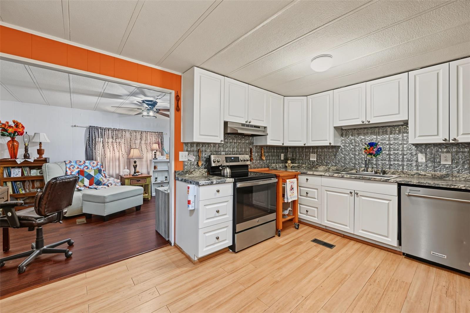 3207 BREWSTER DR — photo 12