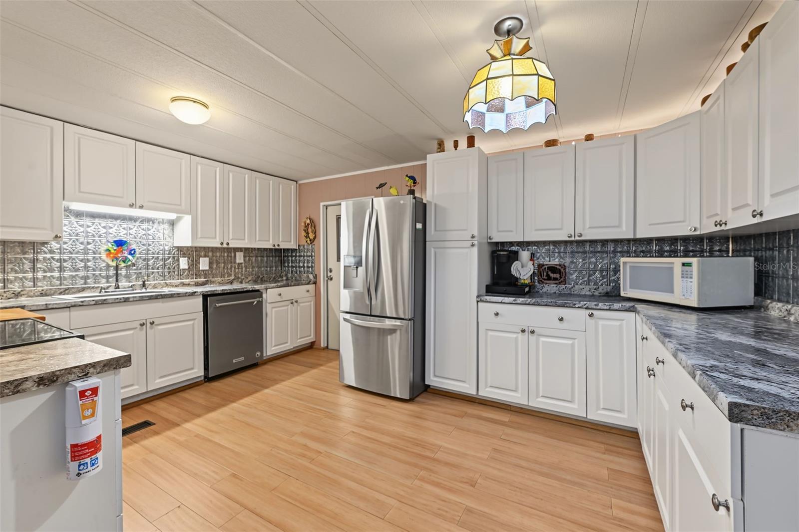 3207 BREWSTER DR — photo 13