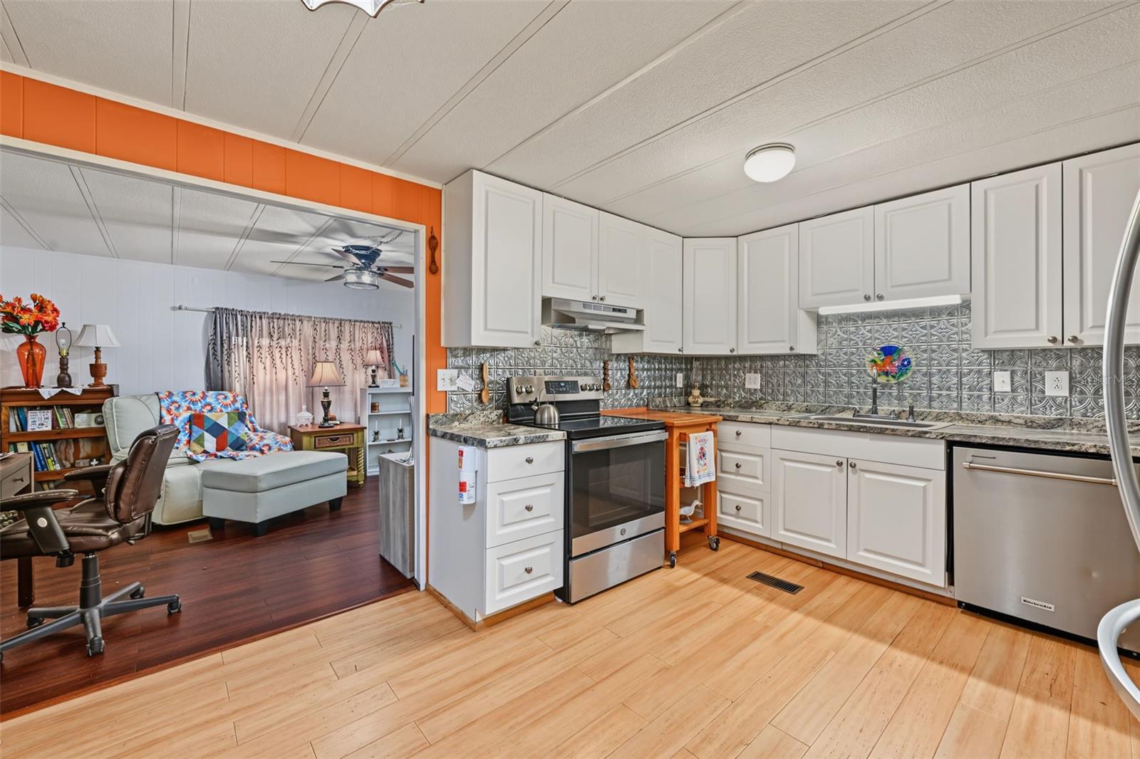 3207 BREWSTER DR — photo 14