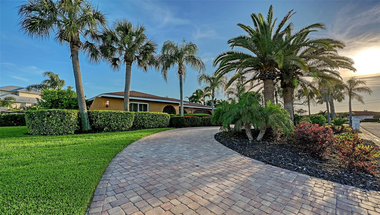 7137 WESTMORELAND DR — photo 2