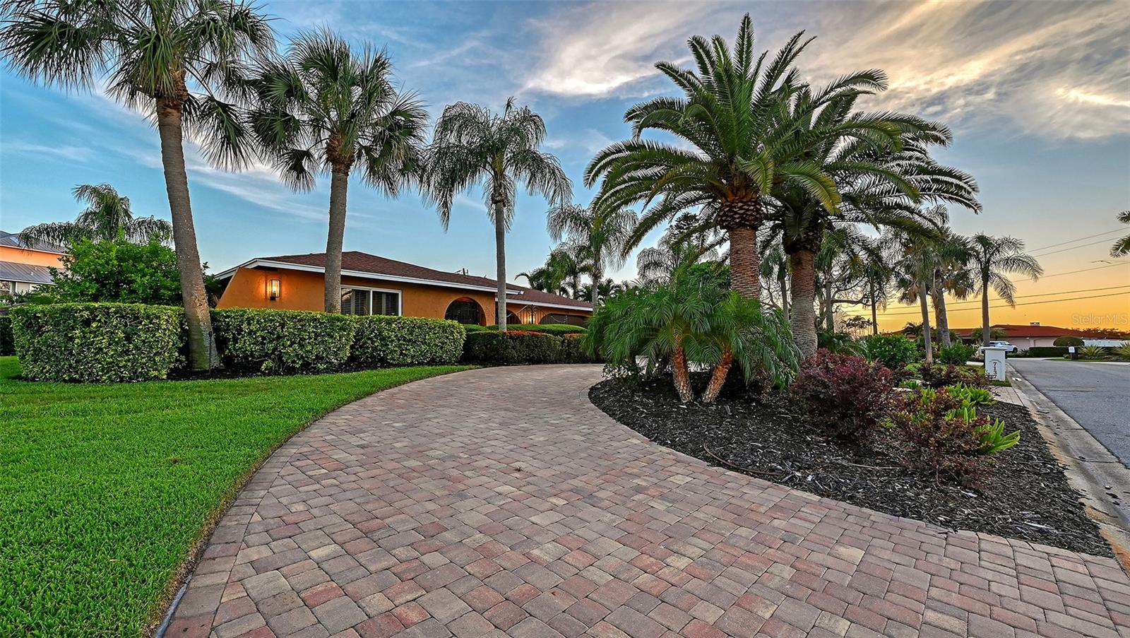 7137 WESTMORELAND DR — photo 3