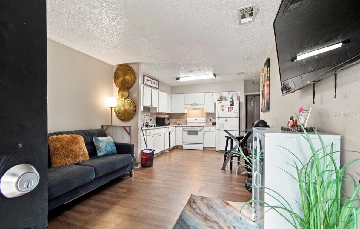 1504 E POINSETTIA AVE — photo 15