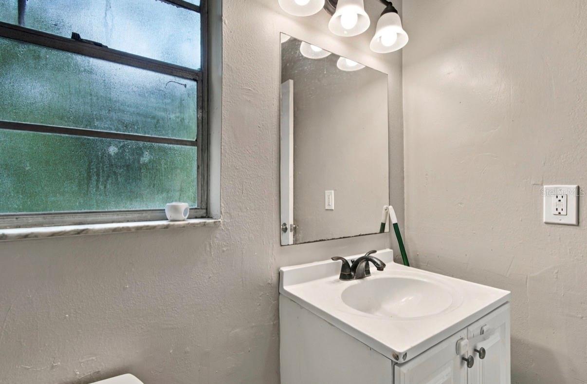 1504 E POINSETTIA AVE — photo 11