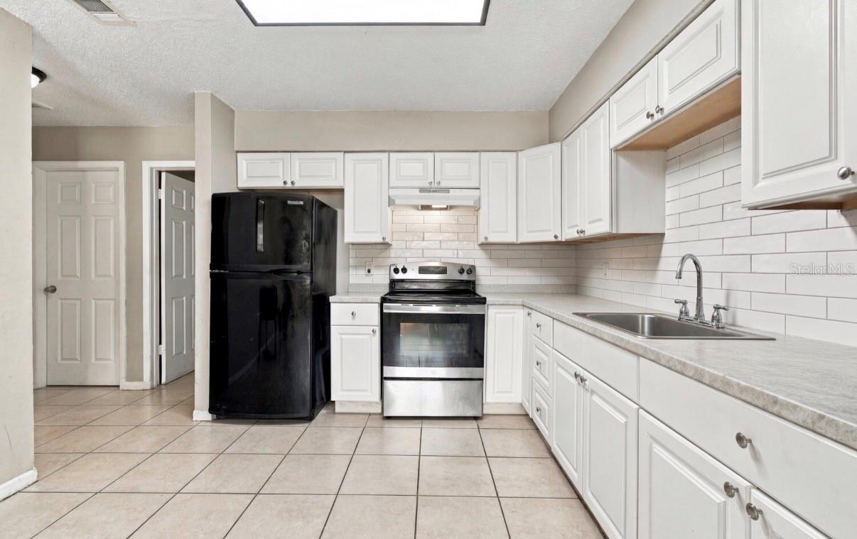 1504 E POINSETTIA AVE — photo 6