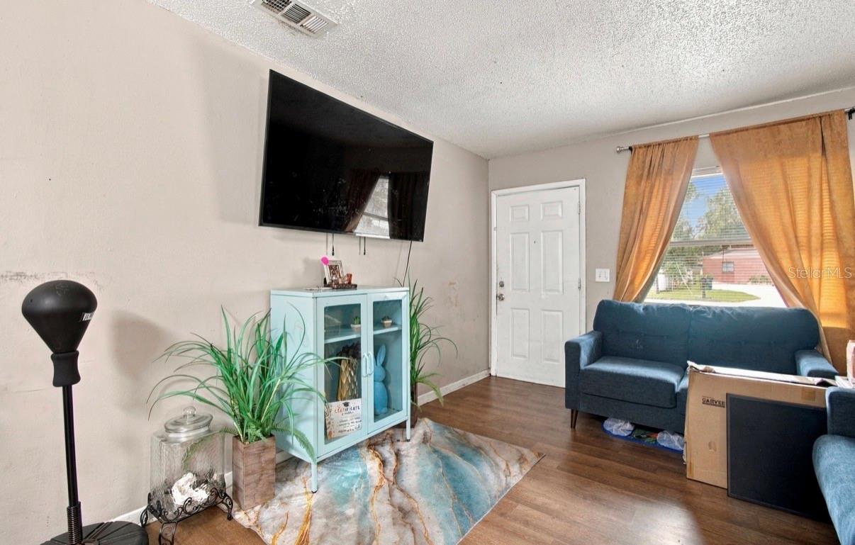 1504 E POINSETTIA AVE — photo 18