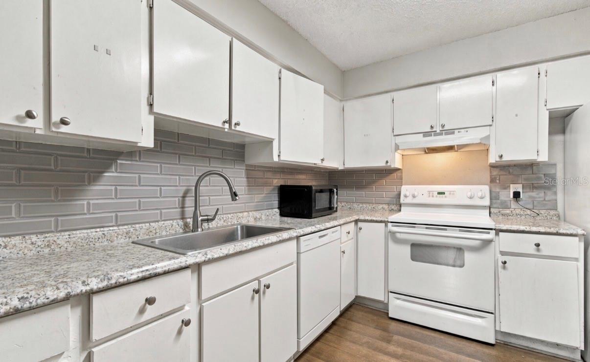 1504 E POINSETTIA AVE — photo 22