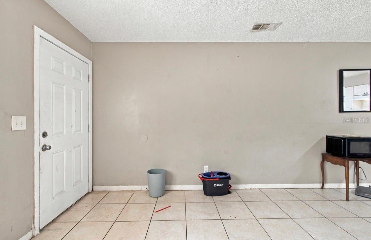 1504 E POINSETTIA AVE — photo 4