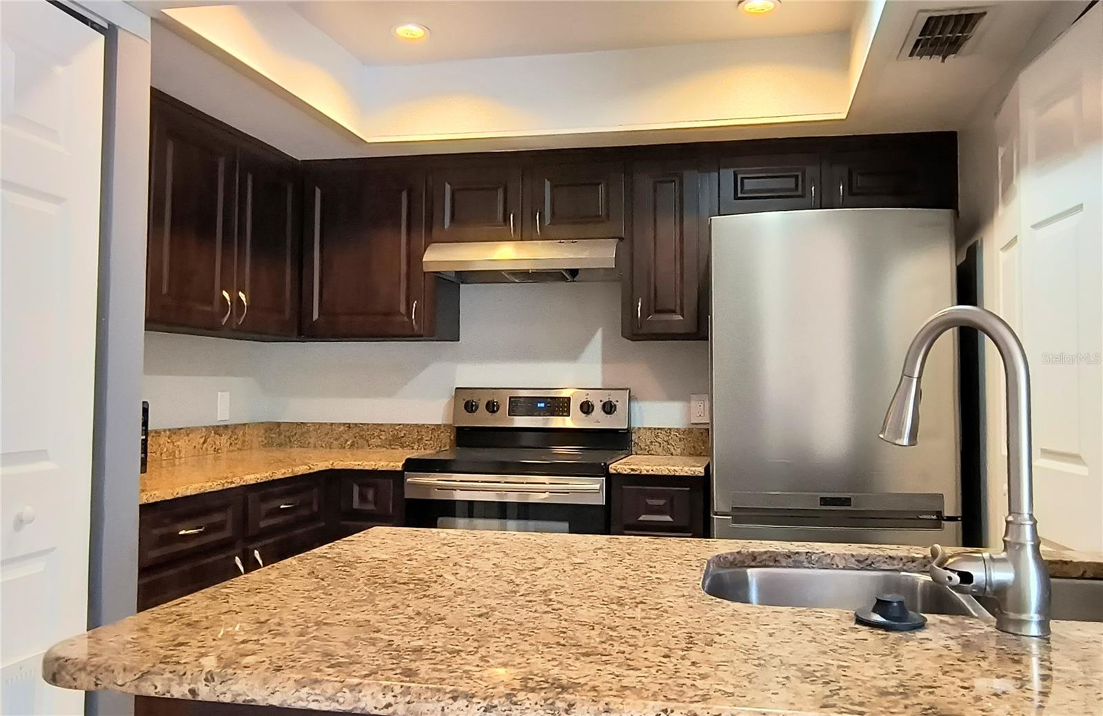 201 S ARRAWANA AVE #L — photo 8