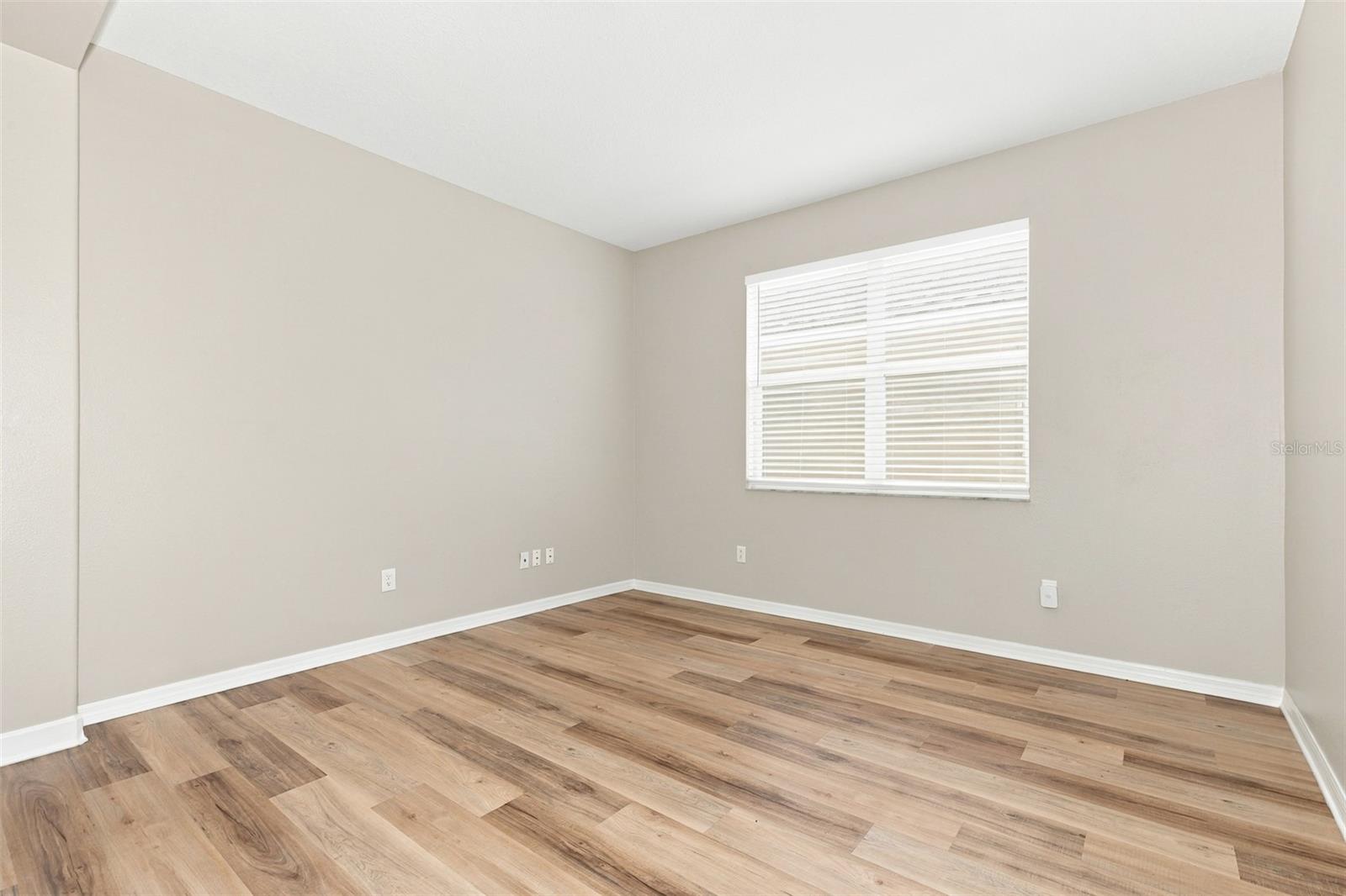 1028 APPIAN PL — photo 32