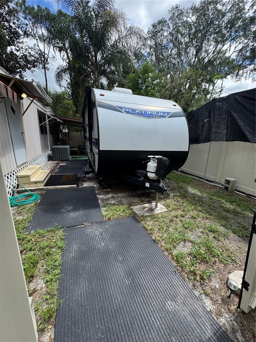 902 MONTANA AVE — photo 18