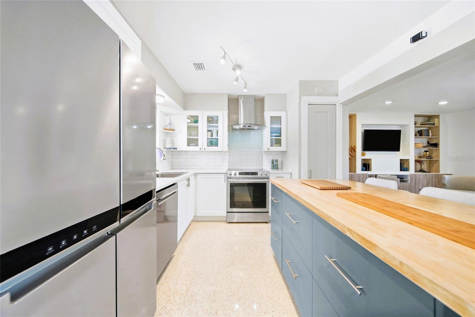 3800 BEACH DR SE — photo 11
