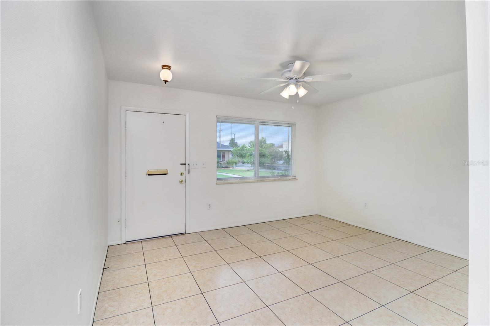 1309 WARWICK CT — photo 3
