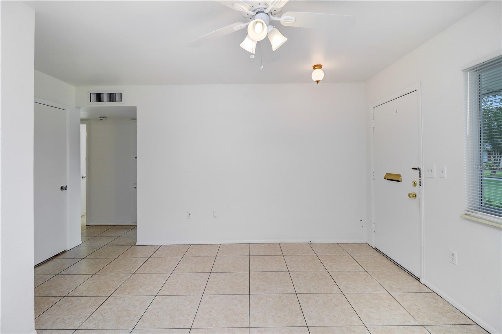1309 WARWICK CT — photo 4