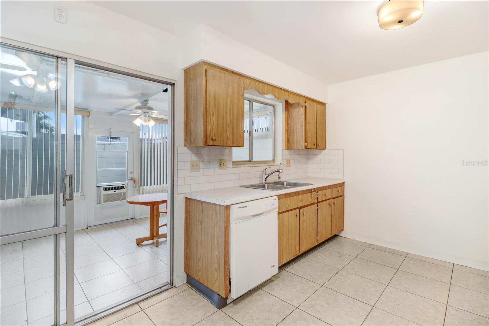 1309 WARWICK CT — photo 9