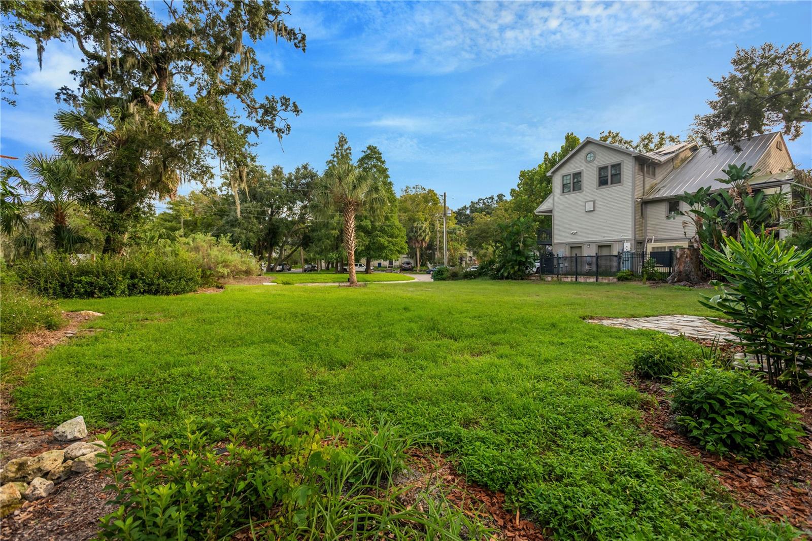 1214 E PARK CIR — photo 11
