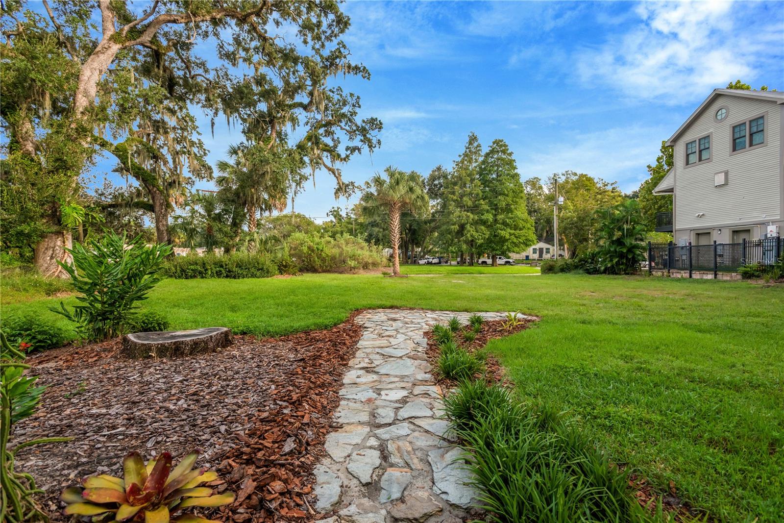 1214 E PARK CIR — photo 12