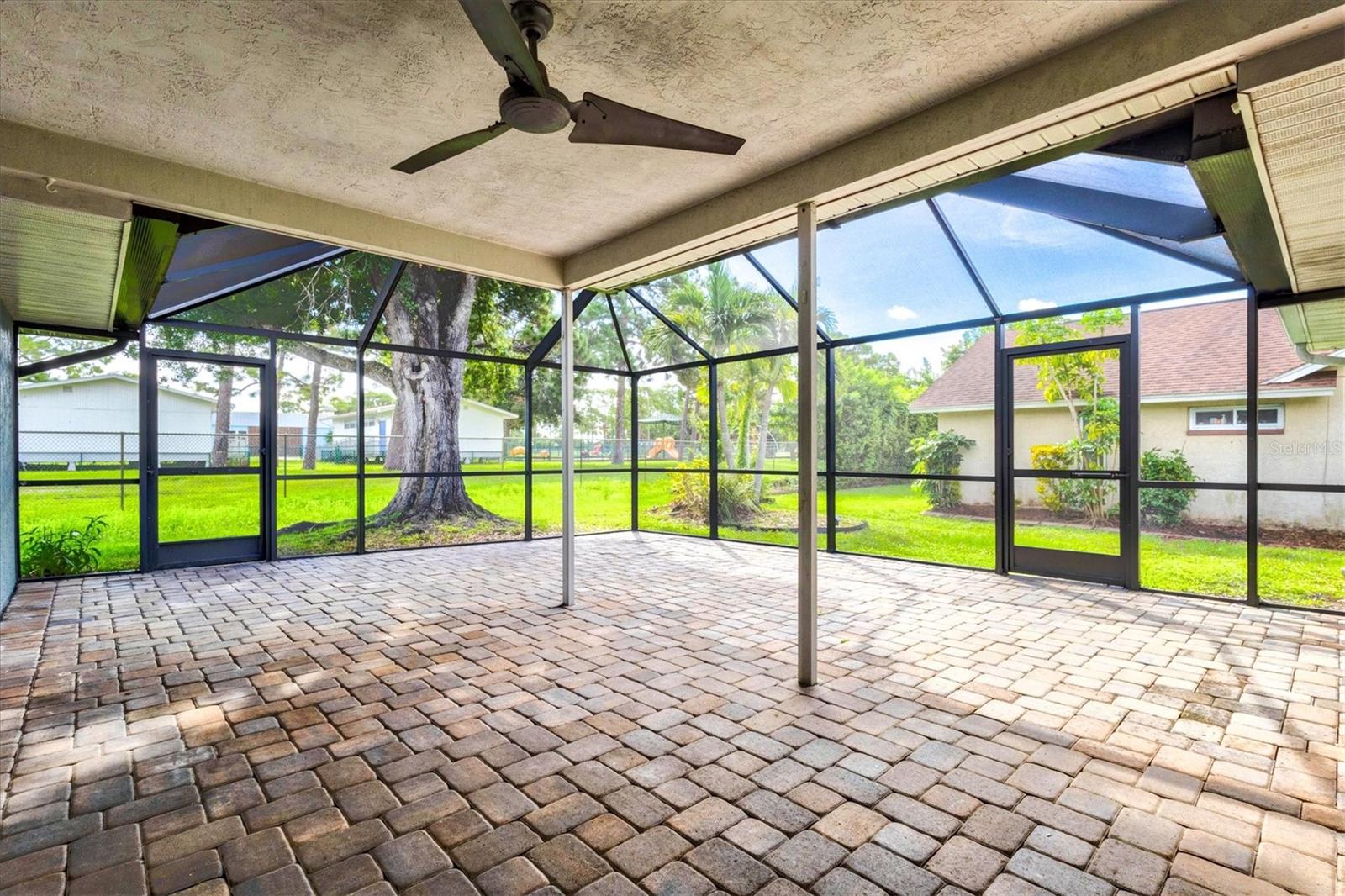 7129 QUEEN PALM CIR — photo 34